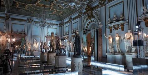 La collezione Cruise 2020 all'interno dei Musei Capitolini a Roma.